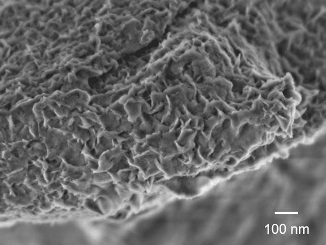 不导电矿物蒙脱石断裂表面的纳米级特征